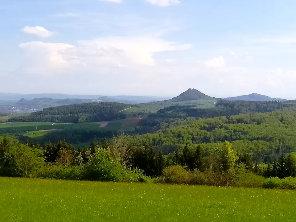 Hegau-Landschaft mit Vulkanbergen