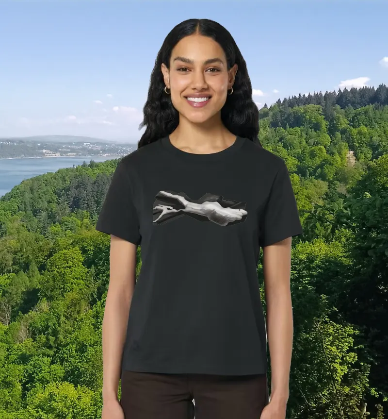 Frau im schwarzen Pailm T-Shirt über dem Bodensee
