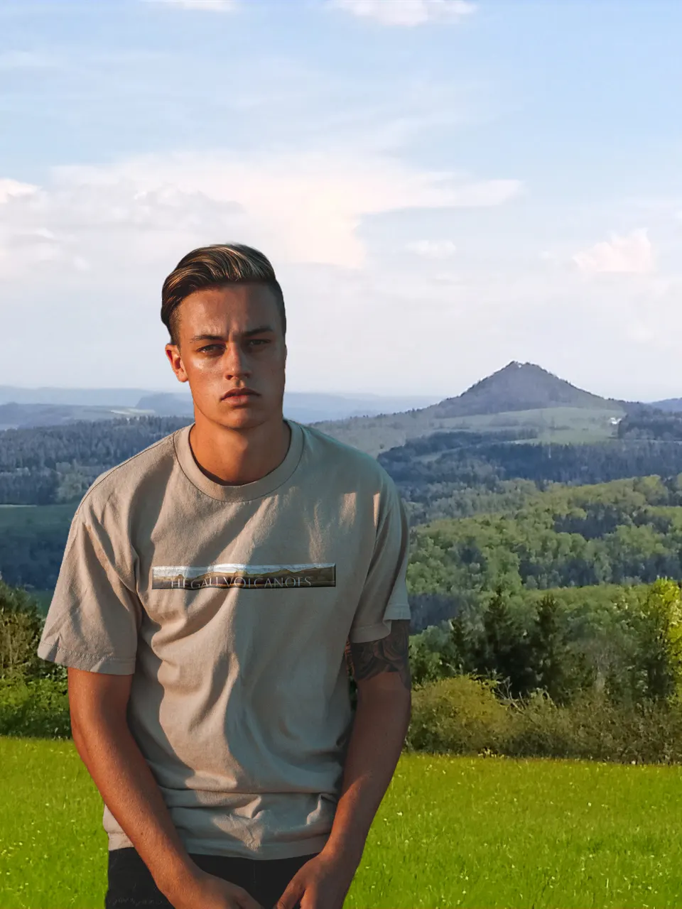 Mann im Pailm T-Shirt vor dem Hegau-Vulkan